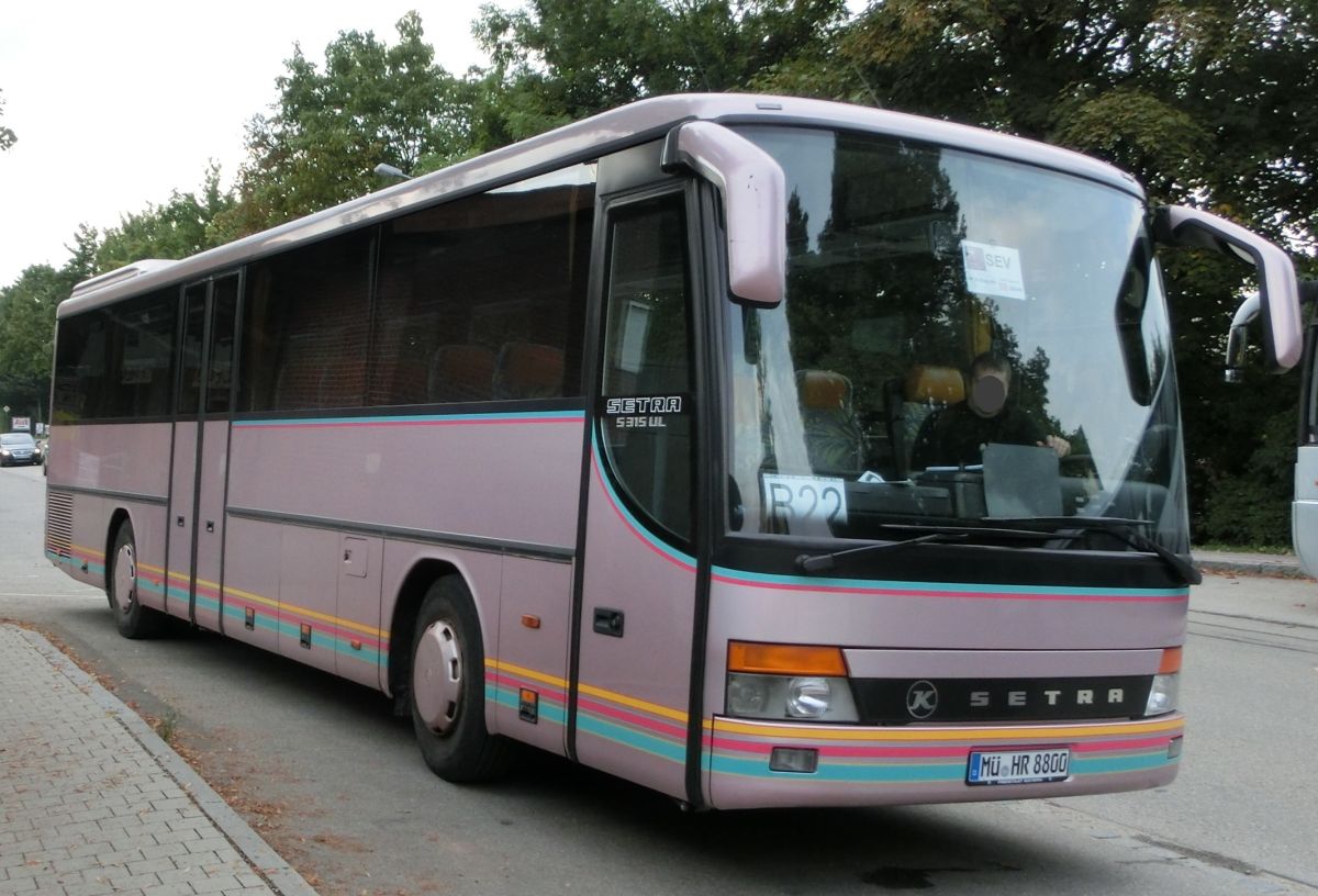 Dieser Setra S 315 UL-GT hat zwar keine Aufschrift, gehört aber höchstwahrscheinlich zu Herzog Reisen aus Spanbruck bei Schwindegg. Er müsste Jahrgang 2000 sein, hat 51+1 Schlafsitze vom Modell 'Top' (mit kippbarer Sitzbank am Mitteleinstieg) und wird, wie es für den S 315 UL typisch ist, von einem Reihensechszylinder, der ein MB OM 447 hLA sein dürfte, und einem Sechsgang-Schaltgetriebe angetrieben.
Vorbesitzer des Fahrzeugs war die inzwischen aufgelöste Fa. Kuchenmeister aus dem fränkischen Breitbrunn, die sich von dem Bus aufgrund der Aufgabe des Betriebs trennte.
Die Aufnahme entstand am 28. 8. 2013 am Bahnhof in Dorfen, als der Setra auf einem Schienenersatzverkehr zwischen Mühldorf/Inn und Dorfen (Bahnstrecke Mühldorf - München) eingesetzt wurde.