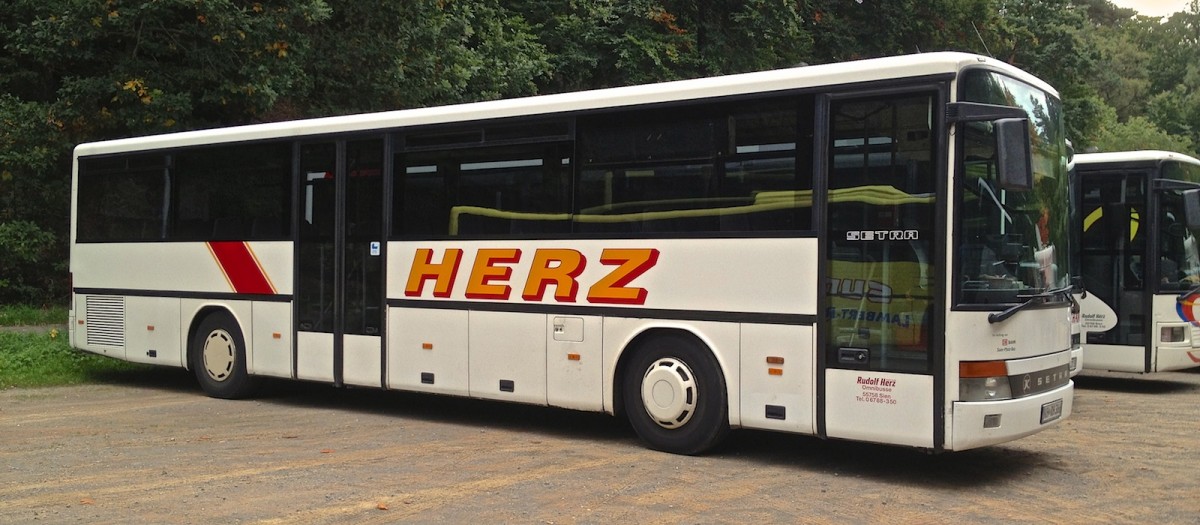 Dieser Setra S315 UL von Herz Reisen aus Sien stand whrend eines Bundesligaspiels des 1.FCK auf einem Parkplatz und wartete auf seinen Einsatz.
