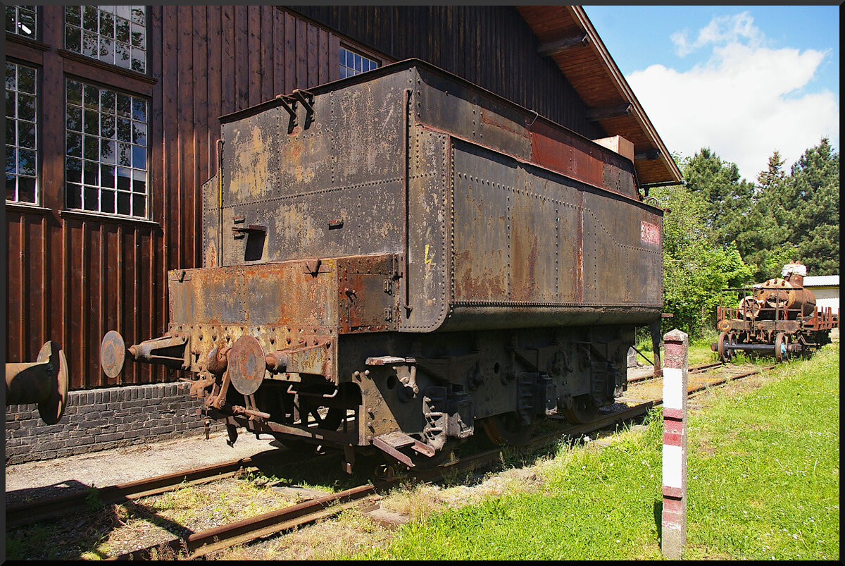 Dieser Tender (evtl 316.xxxx) mit Stangenpuffer, bei dem die Baureihennummer bereits stark abgeblättert war, stand am Seitengleis neben dem Lokschuppen.

Eisenbahnmuseum Jaroměř, 21.05.2022
