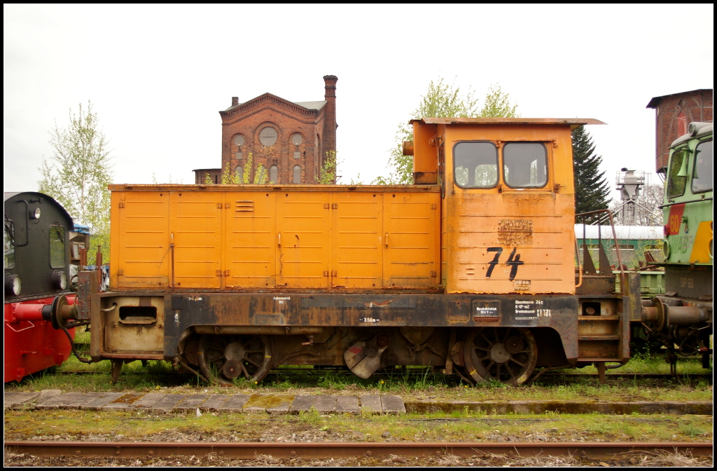 Dieser unbekannte Rangierdiesel mit der markannten  74 , die jemand von Hand an die Seite geschrieben hat, stand am 06.05.2017 auf einem Schrottgleis in Wittenberge. Für Hinweise wäre ich dankbar: kontakt@bahnsichtungen.de