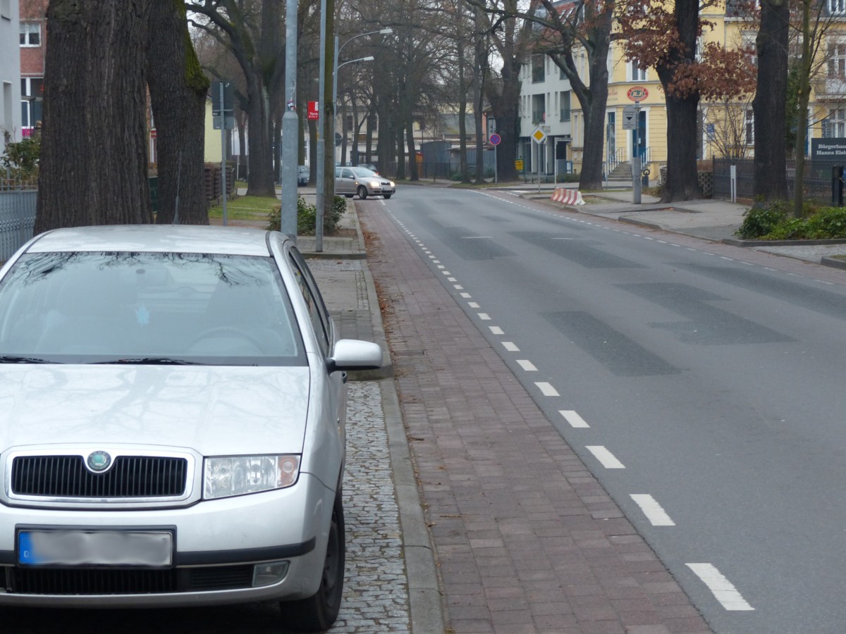 Dooring-Unfälle ausdrücklich erwünscht? Fährt der Radfahrer zu weit rechts (also auf dem Radstreifen), so kann er durch eine überraschend öffnende Autotür gefährdet werden. Fährt er außerhalb des Gefahrenbereichs, so winkt ein Bußgeld:  Trotz vorhandener Schutz­streifen­markierung nicht auf der rechten Seite gefahren: 15€ . Regeltreue bringt hier besondere Gefahren mit sich - danke, Königs Wusterhausen! Eichenallee, 14.12.2014