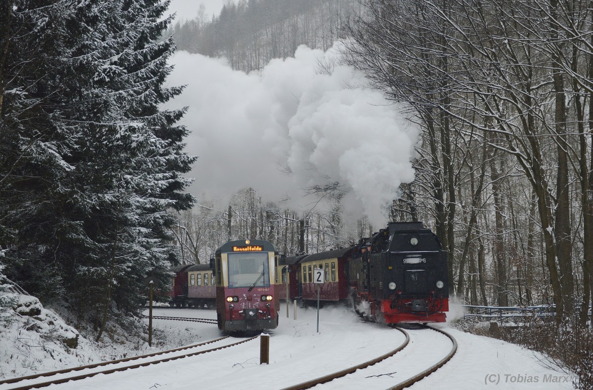 Doppelausfahrt aus Eisfelder Talm�hle. 99 7245-6 mit N 8904 nach Drei-Annen-Hohne und 187 016-1 als N 8914 nach Stiege/Hasselfelde. Am 04.01.2016
Platz 3 (Bild des Monats) Januar 2016