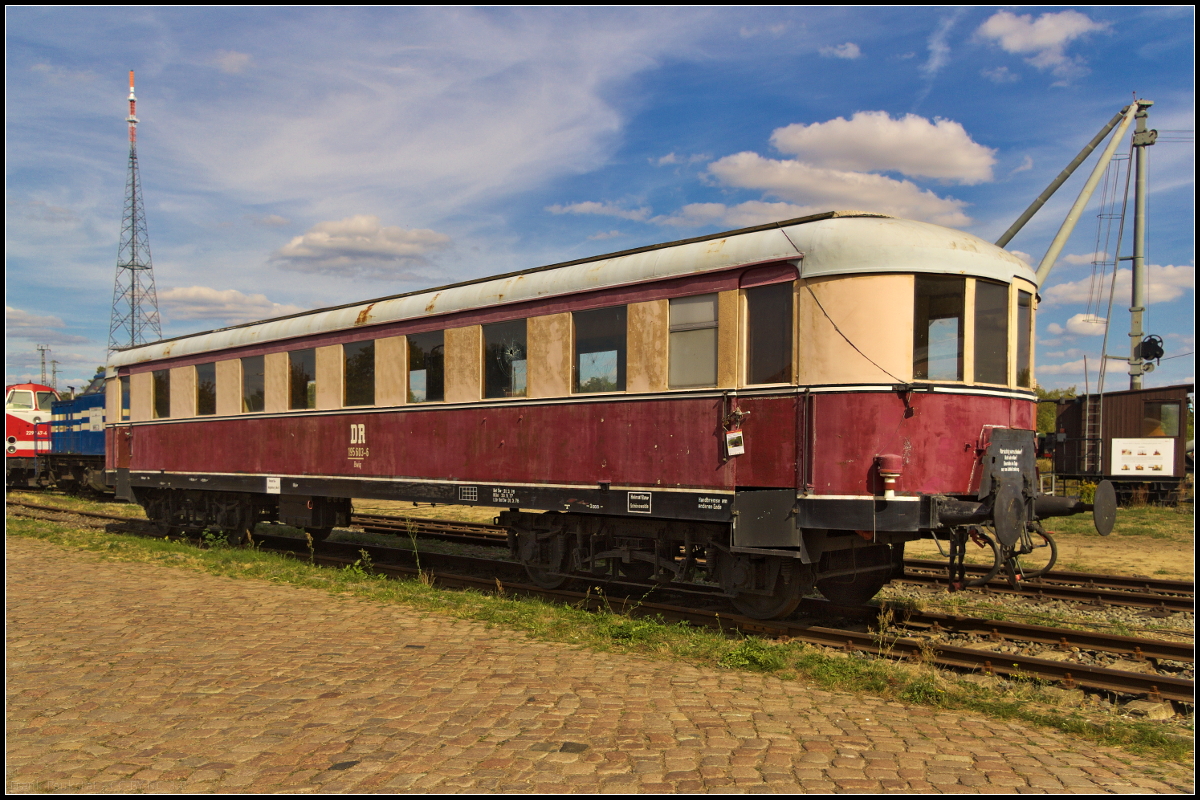 DR 195 603-6 Bwiq war auch am 08.09.2018 während des Familienfest der Magdeburger Eisenbahnfreunde e.V. am Wissenschaftshafen in Magdeburg zu sehen. Durch Vandalismusschäden zeigte sich der Steuerwagen in keinem guten Zustand.