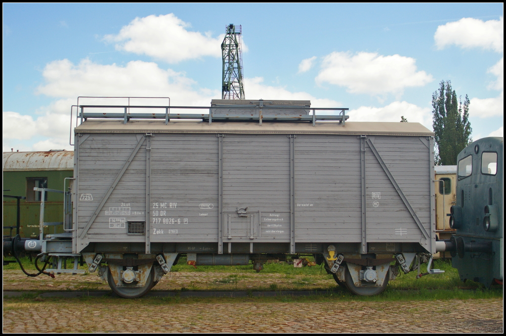 DR 25 50 717 8026-6 Zekk in Magdeburg Neustadt, 10.05.2015. Diese isolierten Behälterwagen wurden zum Transport von Wein, Most oder auch Ölen genutzt. Beim Familienfest der Magdeburger Eisenbahnfreunde stand der Wagen am Handelshafen.