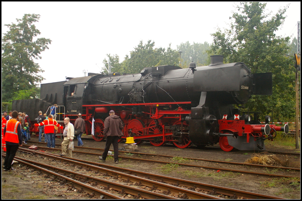 DR 52 6666-3 in Berlin-Schoeneweide, 20.09.2014
<br><br>
Die von Skoda Pilsen gebaute Lok kam 1943 zum Raw Chemnitz wo sie ihre Probefahrten absolvierte und die Abnahme bekam. Inzwischen ist sie mit ihren beiden Tendern Museumslok und wurde beim 11. Berliner Eisenbahnfest auf dem Vereinsgelnde gezeigt.