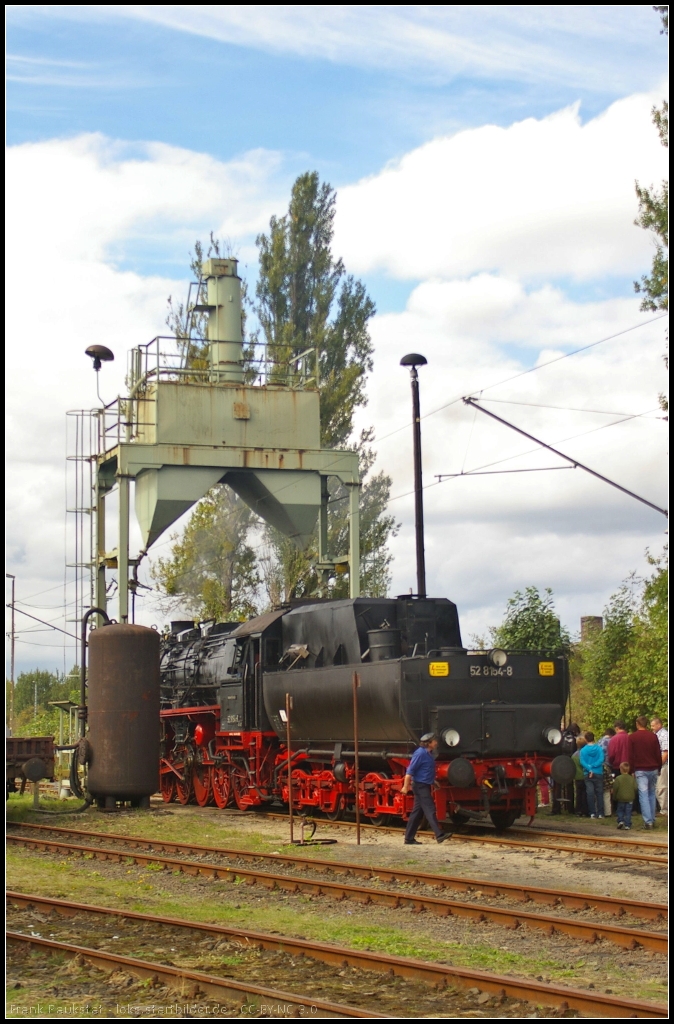 DR 52 8154-8 des Eisenbahnmuseum EMBB Leipzig e.V., die fr Fhrerstandsmitfahrten bei den Bahnaktionstagen des Berlin-Anhaltinischen Eisenbahnverein e.V. am 15.09.2013 im alten DB Regio-Bw in Lutherstadt Wittenberg bereit stand, hier an der Besandungsanlage