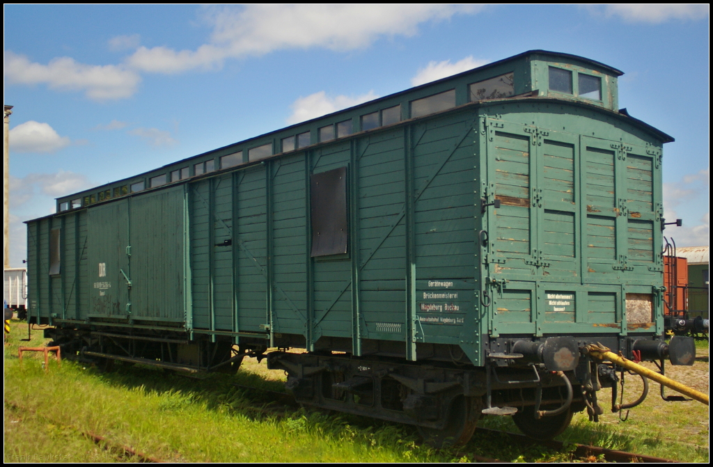 DR 60 50 99-54 764-4 Dienst in Magdeburg-Neustadt, 10.05.2015. Am Hafengelände stand dieser interessante Gerätewagen der ehemaligen Brückenmeisterei Magdeburg. Es handelt sich dabei ursprünglich um einen Gepäckwagen der Sonderbauart. Auffällig sind die breiten Seitentüren sowie die Stirnwandtüren. Zum Aufnahmezeitpunkt war es nicht möglich die Lebensgeschichte des Wagens zu finden oder wo er sonst noch im Einsatz war. Eines ist klar: Es ist ein Exot und sachdienliche Hinweise sind willkommen und werden auch an alle weitergegeben.