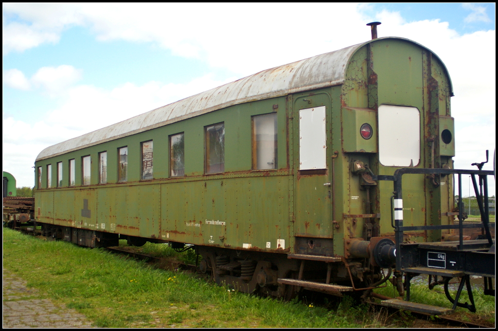 DR 60 50 99-66 160-1 Fermeldemesswagen in Magedeburg-Neustadt, 10.05.2015. Bei dem Wagen der ASFP Magdeburg handelt es möglicherweise um einen Umbau eines Schnellzugwagens der Bauart  Hecht . Auffällig sind die nach innen abgeknickenden Wagenenden (ex 802-120, ex Berlin 734310, ex PKP).