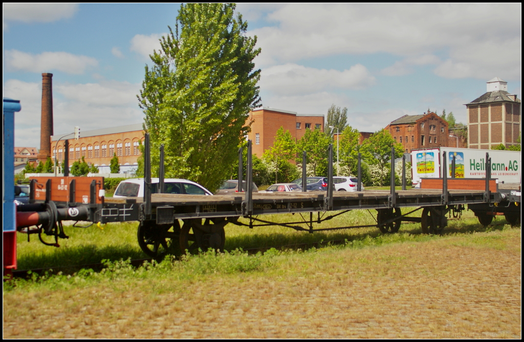 DR 64-22-12 S in Magdeburg Neustadt, 10.05.2015. Während des Familienfest der Magdeburger Eisenbahnfreunde stand dieser Rungenwagen am Handelshafen auf einem Seitengleis.