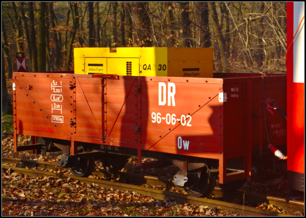 DR 96-06-02 Ow im Bestand der Berliner Parkeisenbahn war hier bei einem Sonderzug als Transportwagen fr einen Generator im Einsatz um die mitgefhrten Personenwagen zu beheizen. Wuhlheide, 13.02.2016