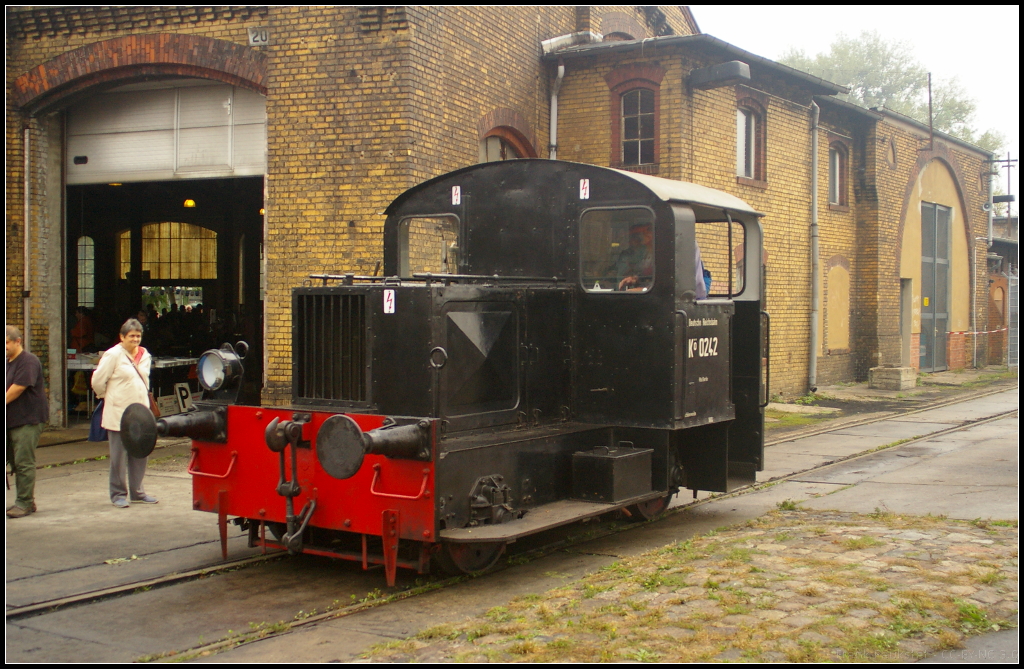 DR Kö 0242 in Berlin-Schöneweide, 20.09.2014
<br><br>
Auf dem 11. Berliner Eisenbahnfest konnten die Kinder am 20.09.2014 mit kleinen Kö mitfahren, was ihnen sichtlich Spaß machte. Die Lok wurde 1936 von Windhoff gebaut und an die DRG ausgeliefert. 1970 erfolgte die Umzeichnung in 100 042-1. Die Ausmusterung erfolgte 1975 in Cottbus wo sie dann im Werksinternen Verschubdienst als 'Werklok 1' im Einsatz war.