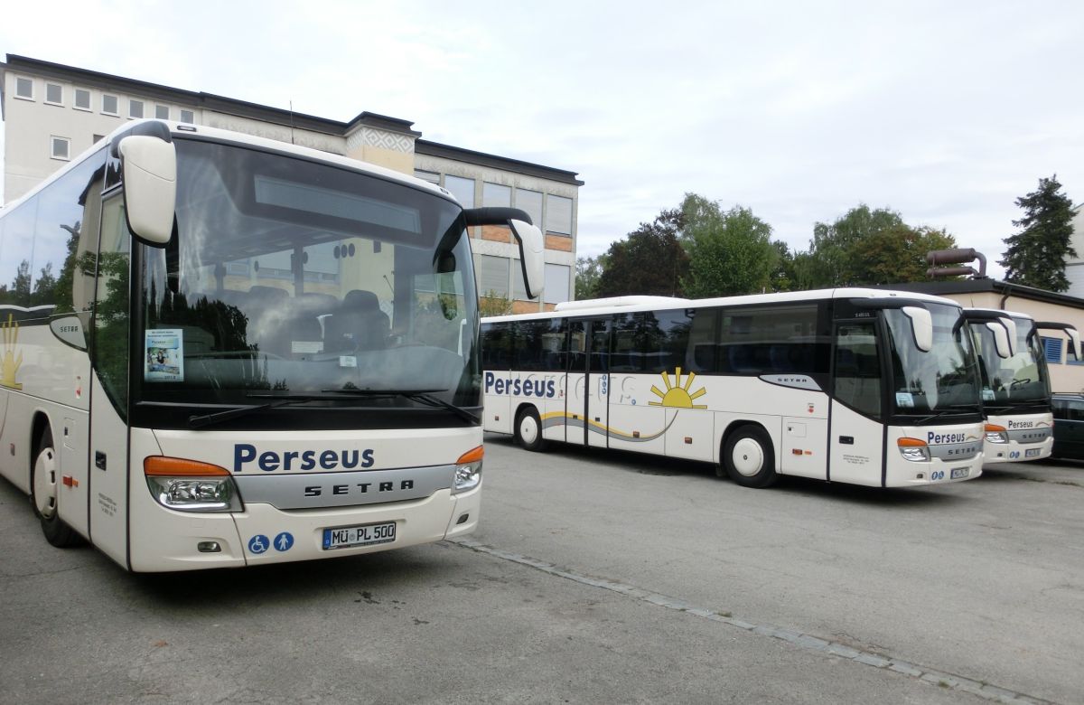 Drei Setra S 415 UL-SF (Jahrgänge 2009, 2011 und 2010) von Perseus-Reisen aus Neumarkt-St. Veit am 29. 9. 2013 auf dem Waldkraiburger Abstellplatz der Firma. Alle drei haben 49 Schlafsitze (kippbare Sitzbank an der Mitteltür; 2 Reiseleitersitze zusätzlich möglich), Matrix-Zielanzeigen und einen Rollstuhllift. Der Antriebsstrang der Fahrzeuge setzt sich aus dem Reihensechszylinder MB OM 457 hLA mit 260 kW und dem Sechsgang-Schaltgetriebe MB GO 190 zusammen.