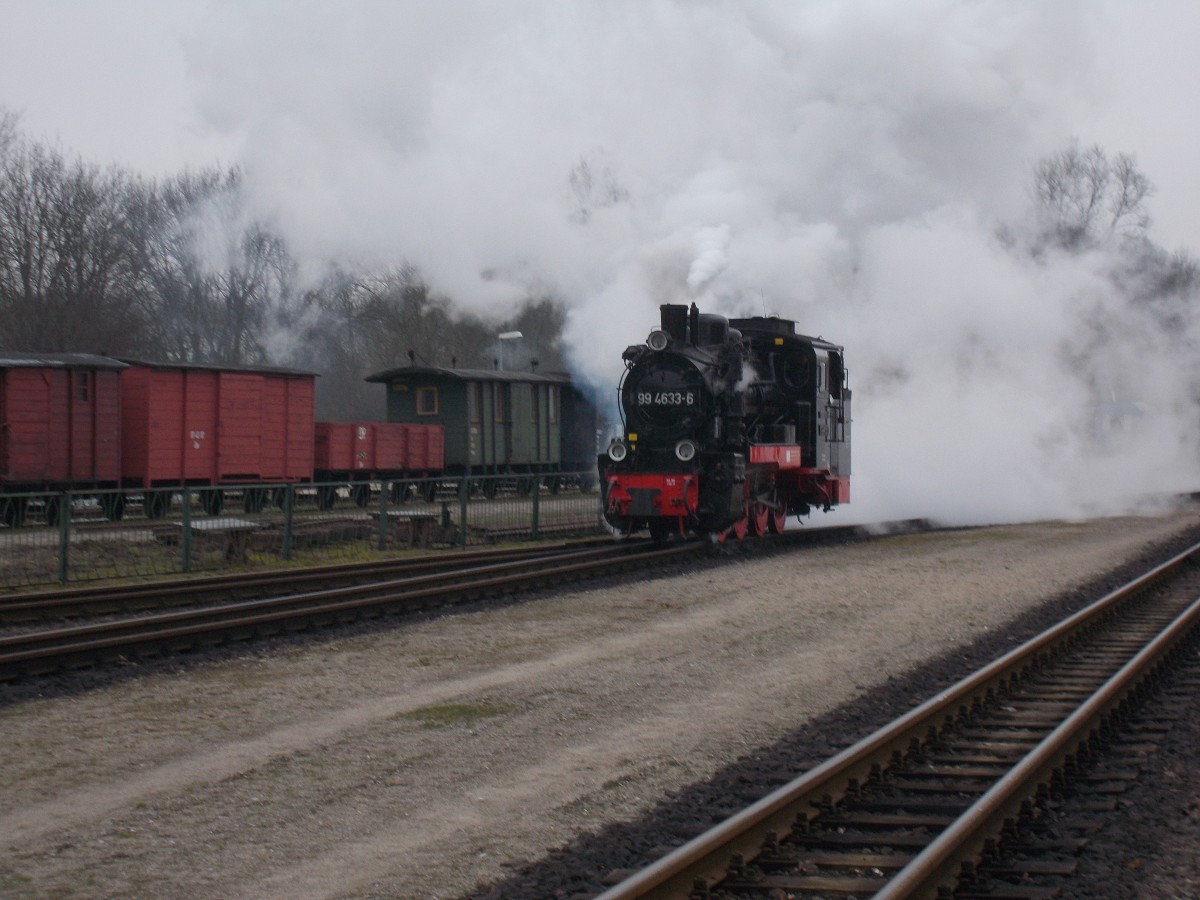 Durch die eisige Kälte fuhr 99 4633 mit einer schönen Dampfwolke,am 16.Februar 2015,in Putbus an ihren Zug.