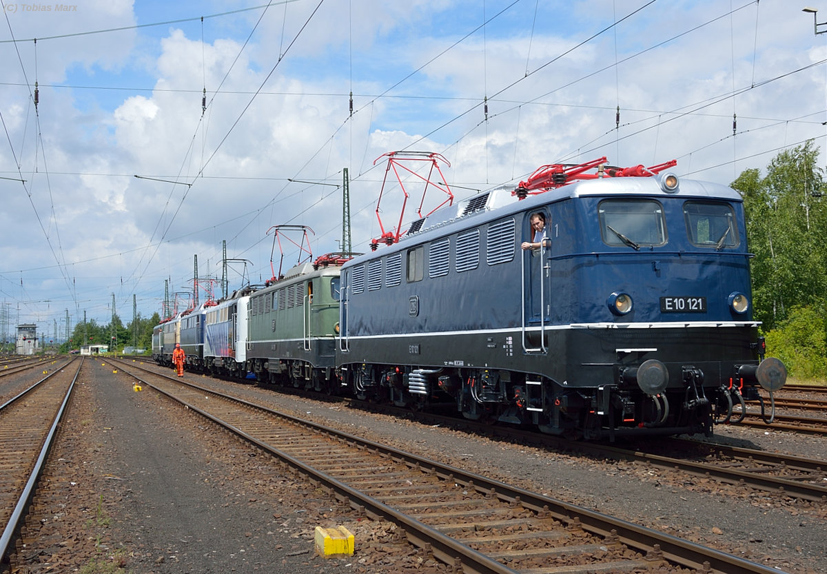 E10 121 im Rangierbahnhof von Koblenz-Lützel am 18.06.2016. Ich gehörte zur Lokbesatzung der 141 228 beim Sommerfest, daher konnte ich mit Warnweste dort fotografieren.