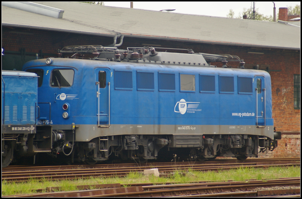 EGP 140 876-4 wartete mit weiteren Loks des Unternehmens am 06.05.2017 in Wittenberge auf neue Aufgaben.