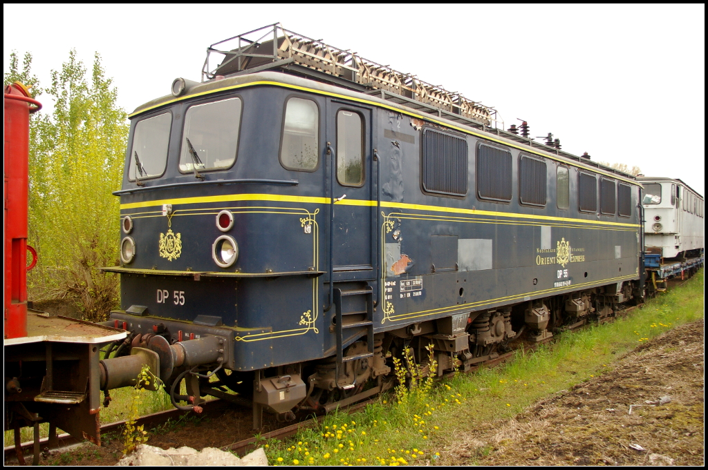 EGP 55 / 142 191-6  Orient Express , angemietet seit 2012 von Deutsche Privatbahn GmbH, stand am 06.05.2017 auf einem Schrottgleis neben dem Ringlokschuppen der Eisenbahnfreunde Salzwedel in Wittenberge