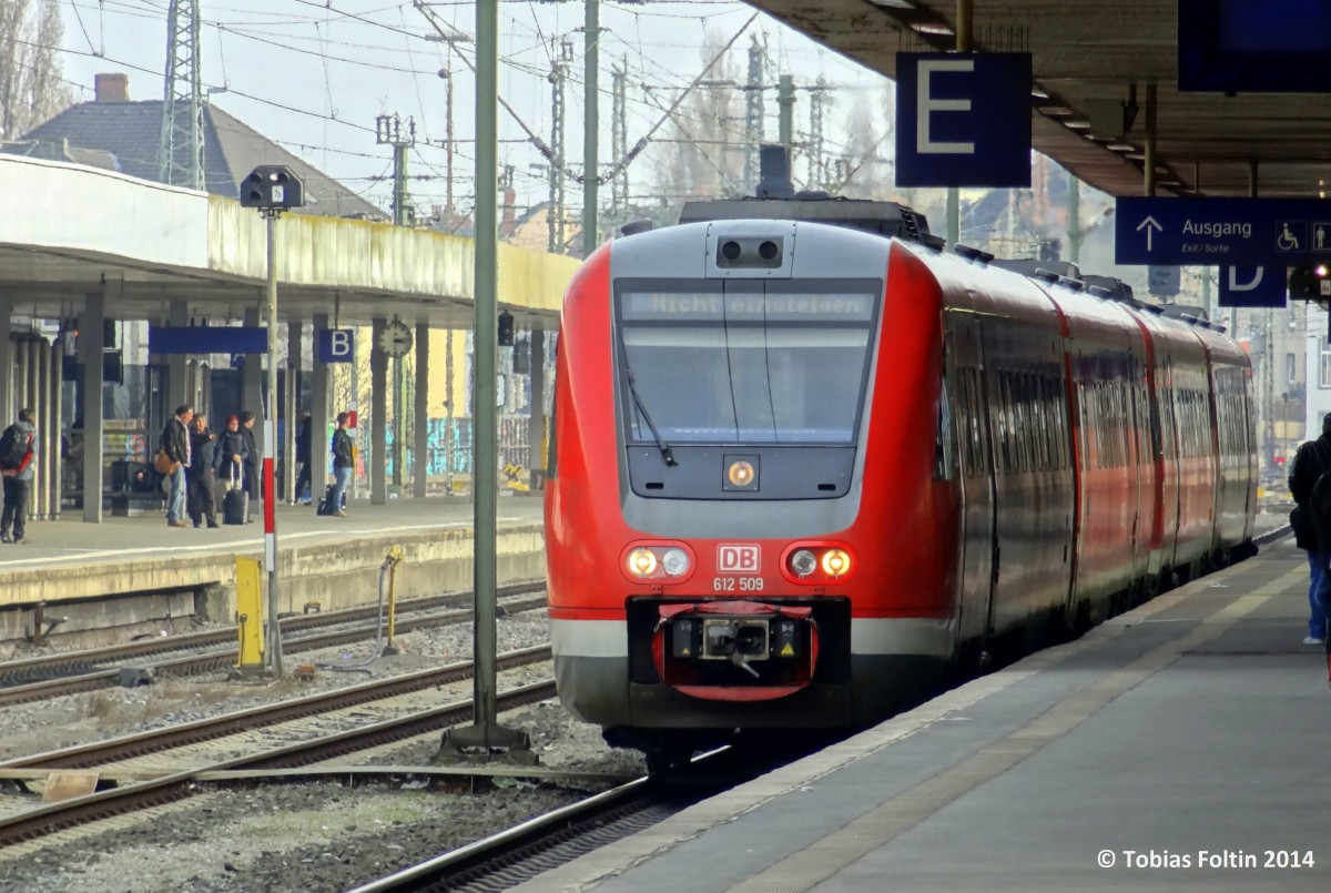 Ein 612-Doppel ist als RE aus Halle(Saale) soeben in Hannover Hbf eingetroffen.
Aufgenommen im Mrz 2014.