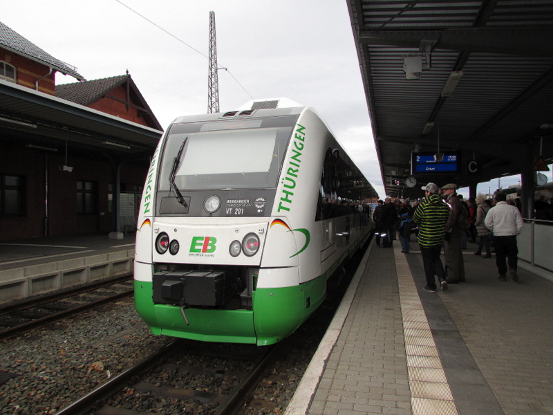 Ein 615er der Erfurter Bahn im Bahnhof Arnstadt am 08.Feb.2014