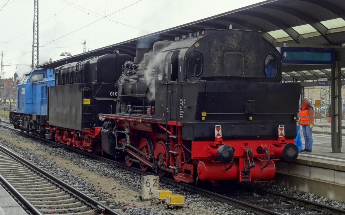Ein besonderes Gespann bestehend aus einer V100-Ost,einem Tender der 01 0509-8 und der 92 994-7 stand am 21.Januar 2014 in Bamberg.