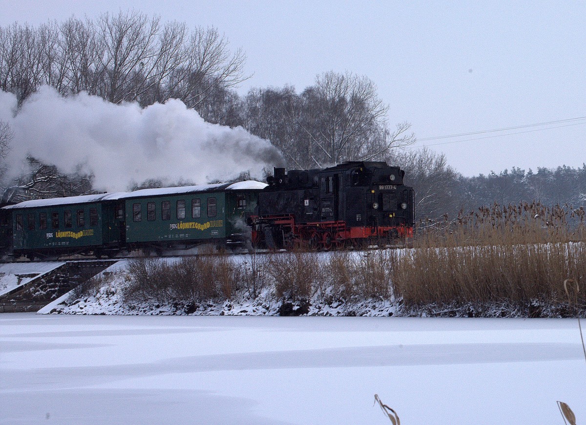 Ein Blick auf den Bahndamm Dippelsdorfer Teich wo 99 1777-4 mit ihrem Zug darber fhrt. 25.01.2014 12:08 Uhr.