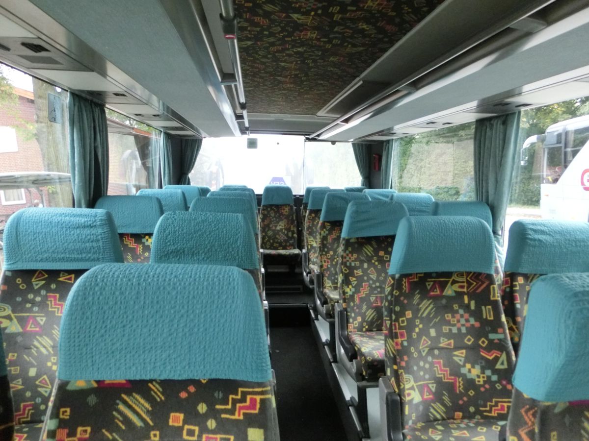 Ein Blick in den Innenraum des Setra S 315 UL-GT von Nagl-Reisen, Moosen/Vils bei Taufkirchen/Vils. Die Bestuhlung besteht aus 49+2 Setra-Schlafsesseln vom Modell Exclusiv-Class (mit Lederkopfteil, Kopfschonern und Kurbelarmlehnen), die auf den optionalen 230 mm hohen Podesten angebracht sind. Auch Vorhänge, Service-Sets mit Lüftungsdüsen und damit verbunden die Reisebus-Innenbeleuchtung gehören zur Ausstattung.