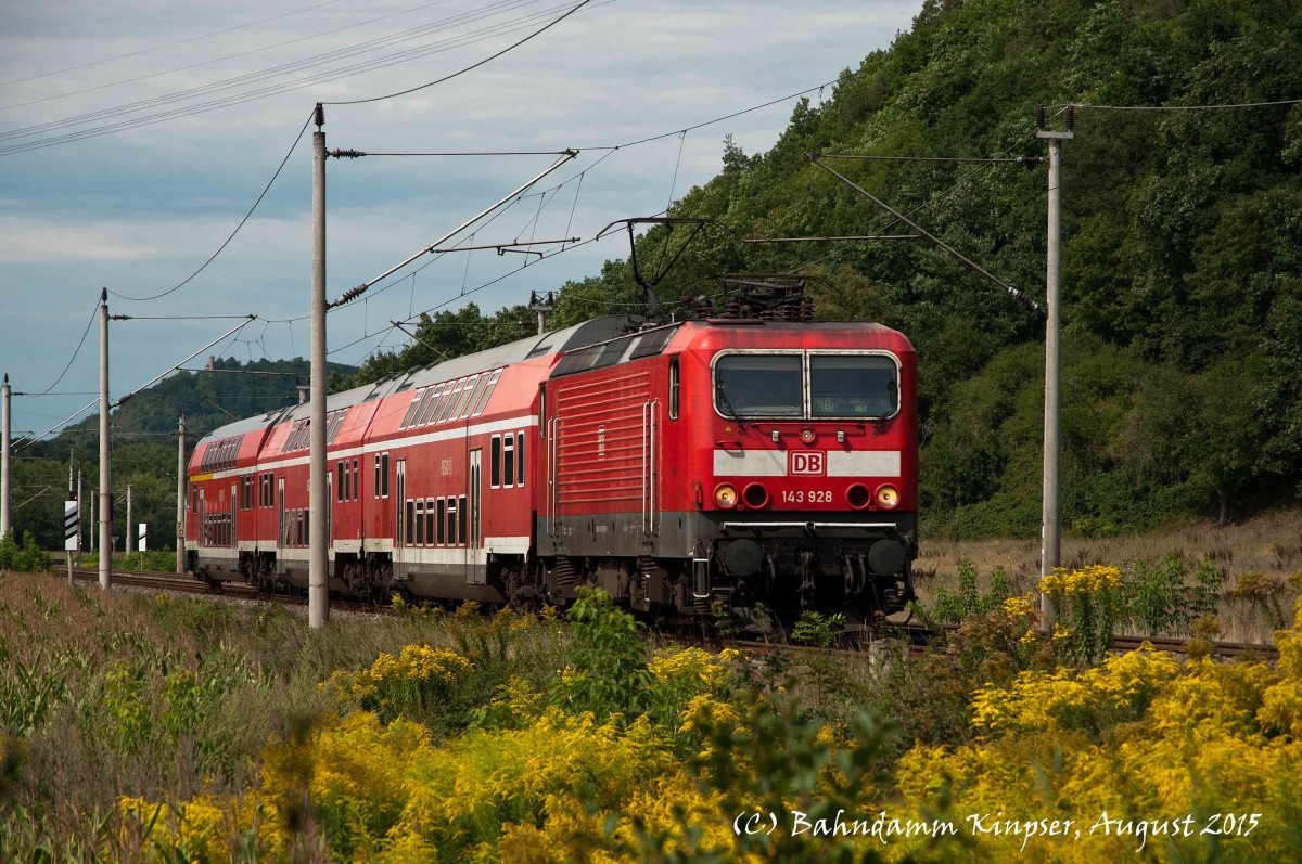 Ein Brennesel Feld hinterte mich daran ein Besseren Fotostandort zu wählen . Hier eine 143 mit RE auf den Weg nach Saalfeld von Jena kommend. August 2015
Gruß Hartmut