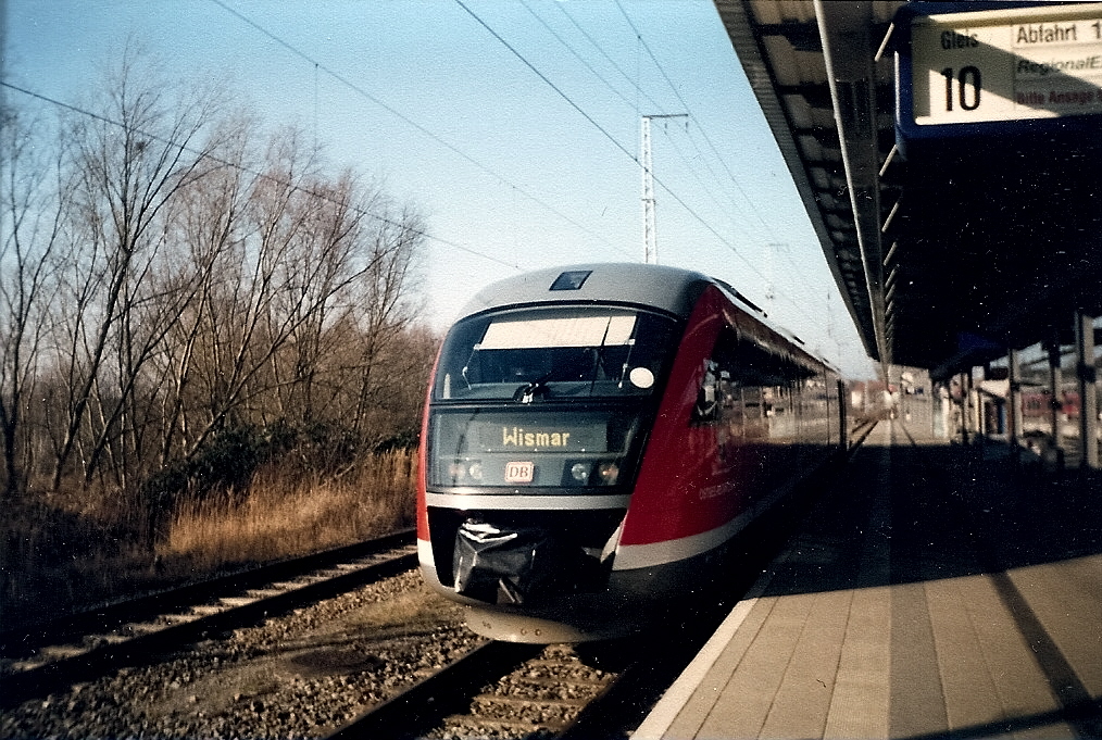 Ein Desiro von Tessin nach Wismar im Rostocker Hbf.
