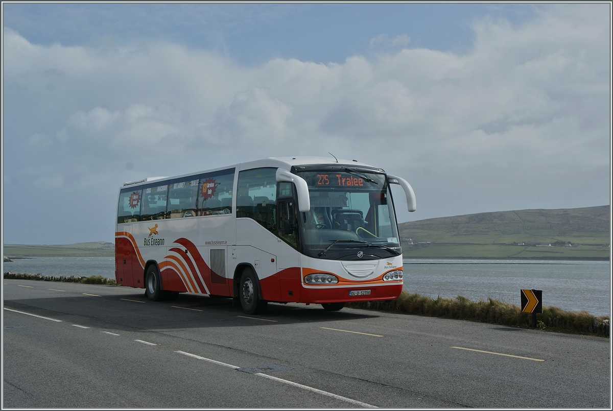 Ein Fernbus in Dingel wartet auf die Rckfahrt nach Tralee. 
18. April 2013