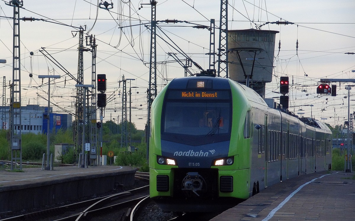 Ein Flirt-Triebwagen der Nordbahn f�hrt in den Kopfbahnhof Hamburg Altona ein.
Aufgenommen im Mai 2015.