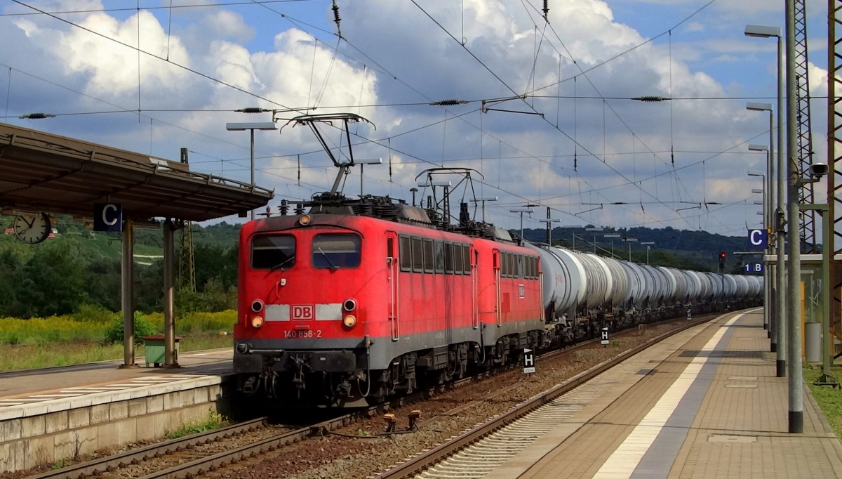 Ein Güterzug mit einem 140-Doppel fährt durch Naumburg(Saale) Hbf durch.
Aufgenommen am 4.September 2015.