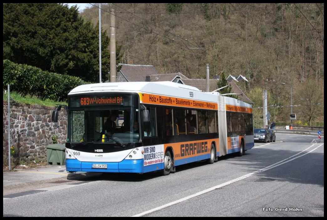 Ein HESS Vossloh Glieder O-Bus bgelt am 12.5.2015 im Stadtteil Burg wieder an die Oberleitung an.