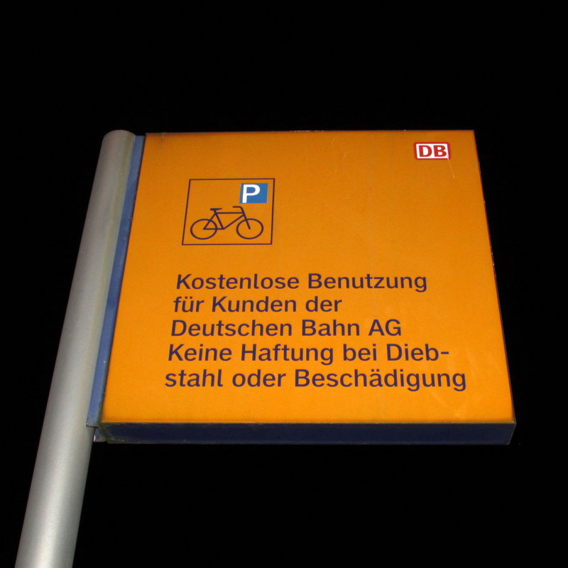 Ein Hinweisschild im Bahnhof Weiterstadt am 31.Dez.2013