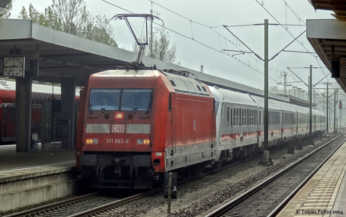 Ein IC nach Leipzig Hbf bei seinem Zwischenhalt in Braunschweig Hbf.
Aufgenommen im September 2014.