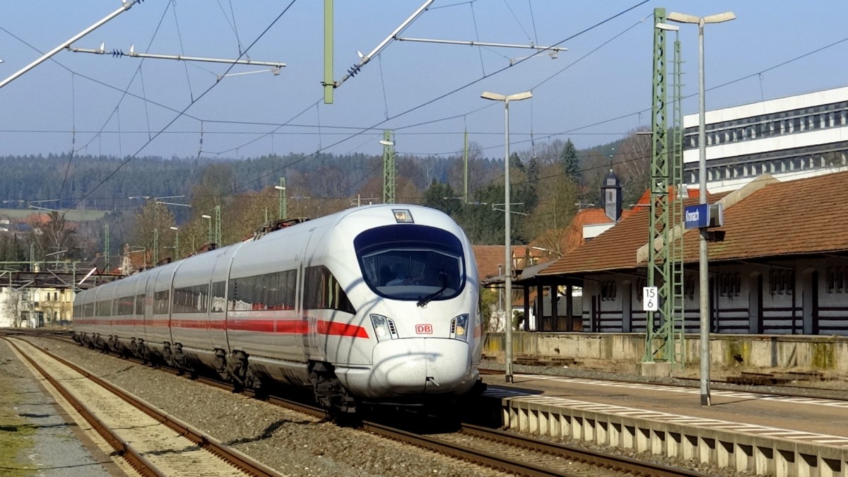 Ein ICE-T durcheilt auf seinem Weg nach München Hbf den Bahnhof Kronach.
Aufgenommen im März 2014.