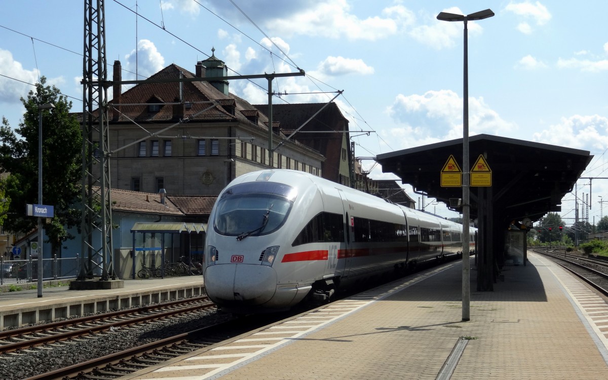 Ein ICE-T durchfährt auf seinem Weg nach Berlin den Bahnhof Kronach.
Aufgenommen im August 2014.