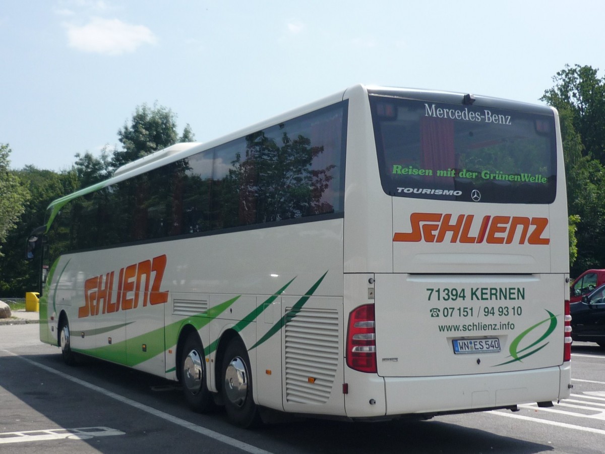 Ein MB-Tourismo der Fa. Schlienz aus Kernen macht Pause an der Raststtte Sindelfinger-Wald an der A 8