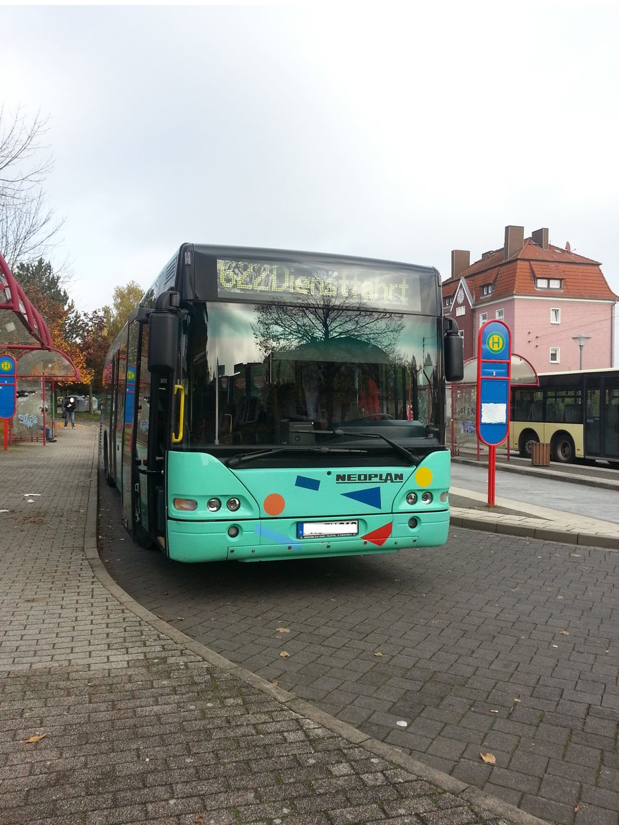 Ein Neoplan N4416Ü von Omnibusbetrieb Eberhard Jerratsch in Wolmirstedt. Das neben ist noch ein teil von einem Mercedes-Benz Citaro LÜ`s zu sehen.