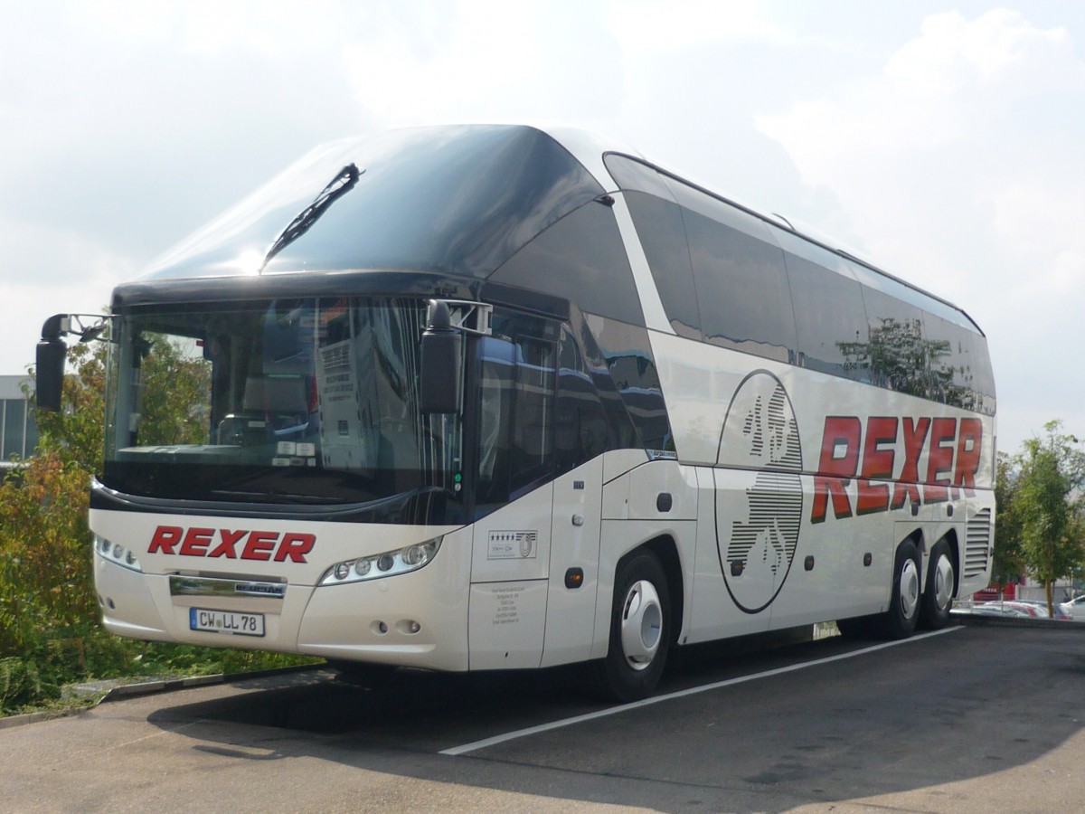 Ein Neoplan-Starliner, der Fa. Rexer, aus Calw, in Herrenberg-Gltstein am 28.08.2013