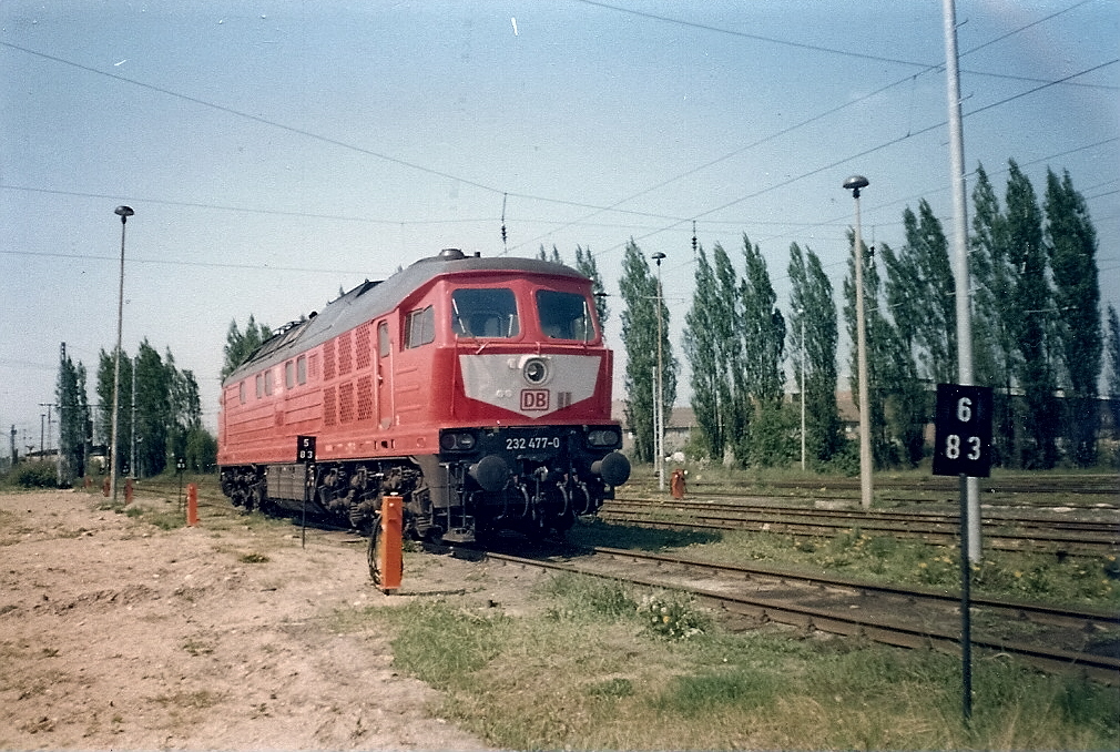 Ein paar Jahre spter stand 232 477 bei den abgestellten 232er in Mukran,hier fotografierte ich die Lok im Bahnhof Rostock.