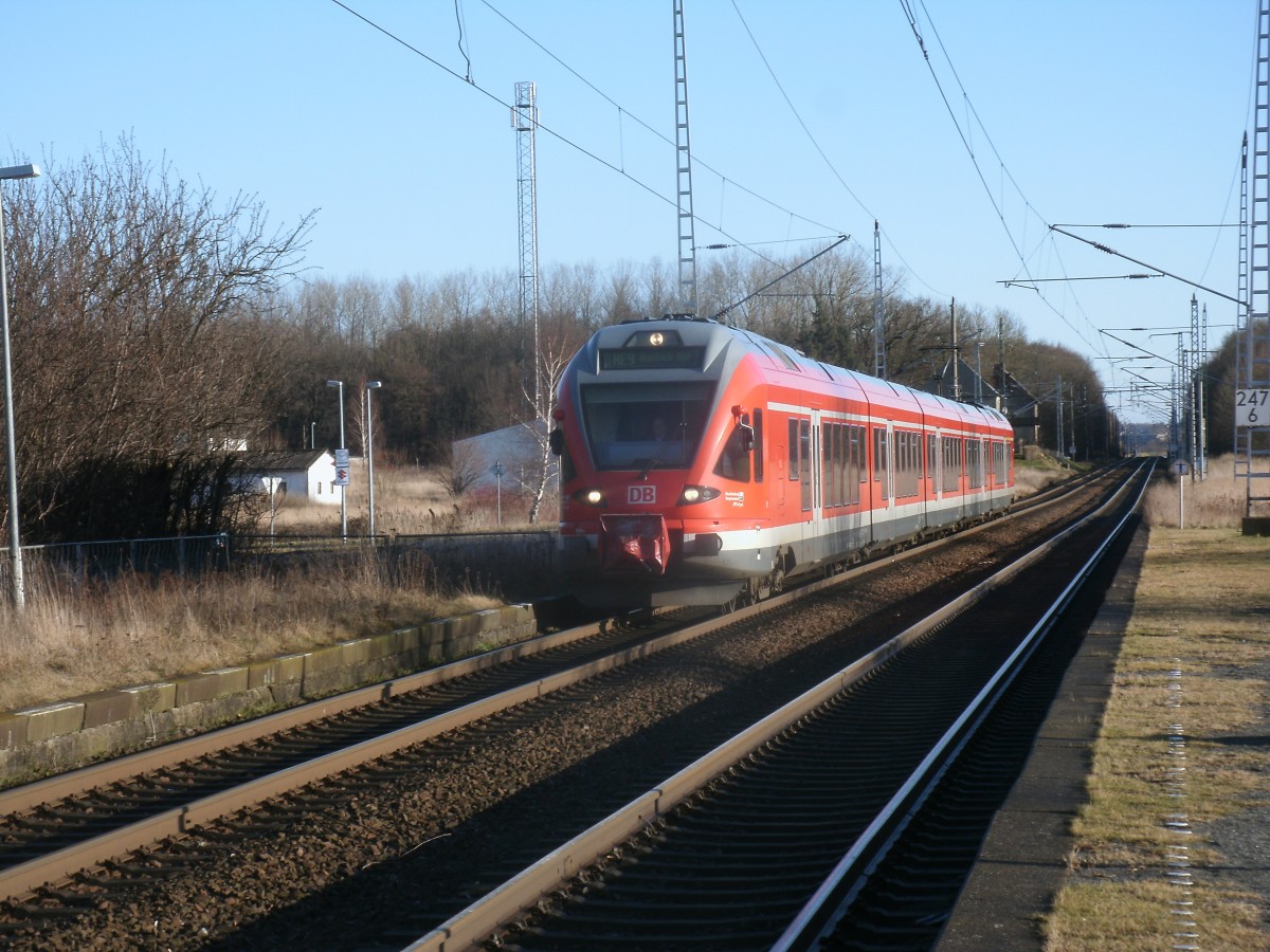 Ein paar Minuten später auf dem Gegengleis kam der RE 13006 Sassnitz-Rostock,gefahren vom 429 030,am 09.Februar 2014,in Teschenhagen an.