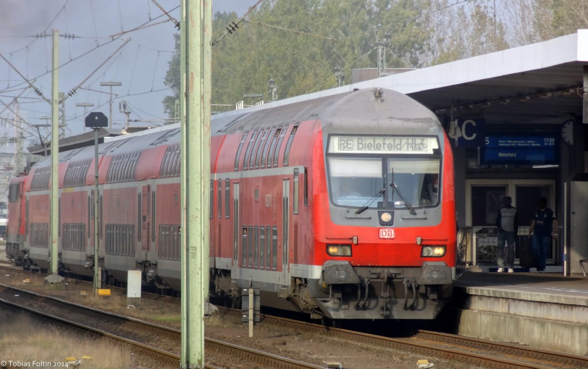 Ein RE nach Bielefeld Hbf steht in Braunschweig Hbf.
Aufgenommen im September 2014.