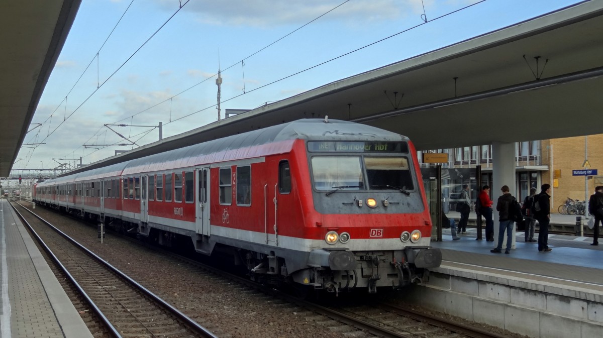 Ein RE nach Hannover Hbf steht in Wolfsburg Hbf auf Gleis 4 bereit.
Aufgenommen im September 2014. 