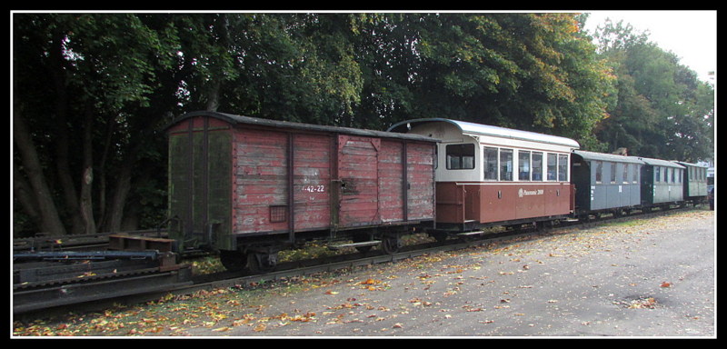 Ein Rollwagen,der Gw 97-42-22,Panoramic 2000 und noch drei Wagen der ehemaligen Nordstrecke am 11.Okt.2013 in Putbus