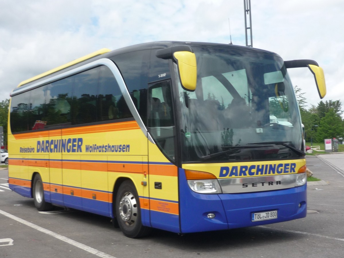 Ein Setra S 411 HD auf einem Parkplatz bei Stuttgart, der Fa. Darchinger, aus Wolfratshausen.