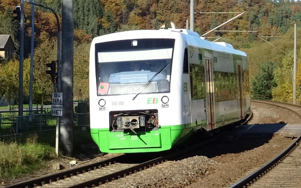Ein VT650 der Elster-Saale-Bahn ist auf dem Weg nach Blankenburg unterwegs. 
Aufgenommen im Oktober 2013 kurz vor Kaulsdorf.