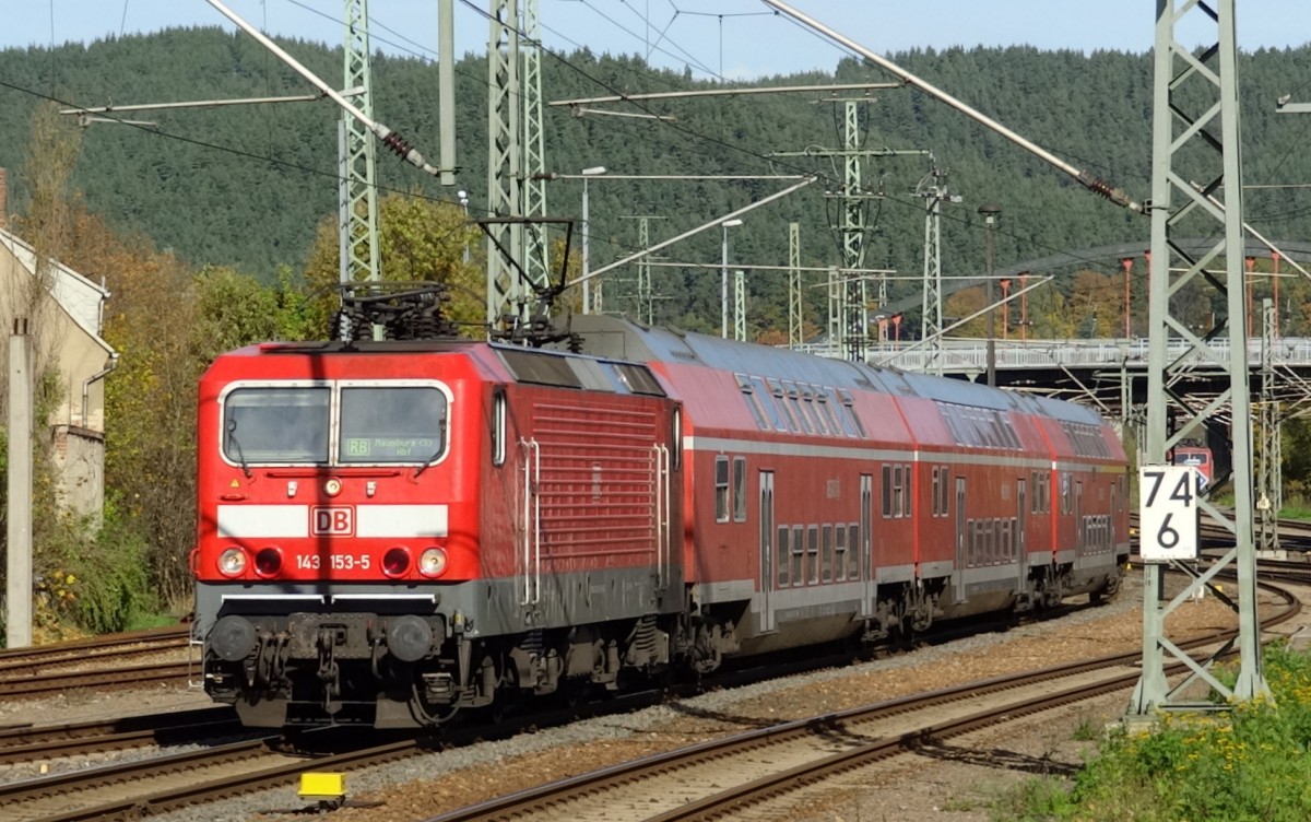 Eine 143 ist mit drei DR-Doppelstockwagen aus Naumburg kurz vor dem Erreichen des Endbahnhofes Saalfeld. Aufgenommen an einem schnen Oktobertag 2013.