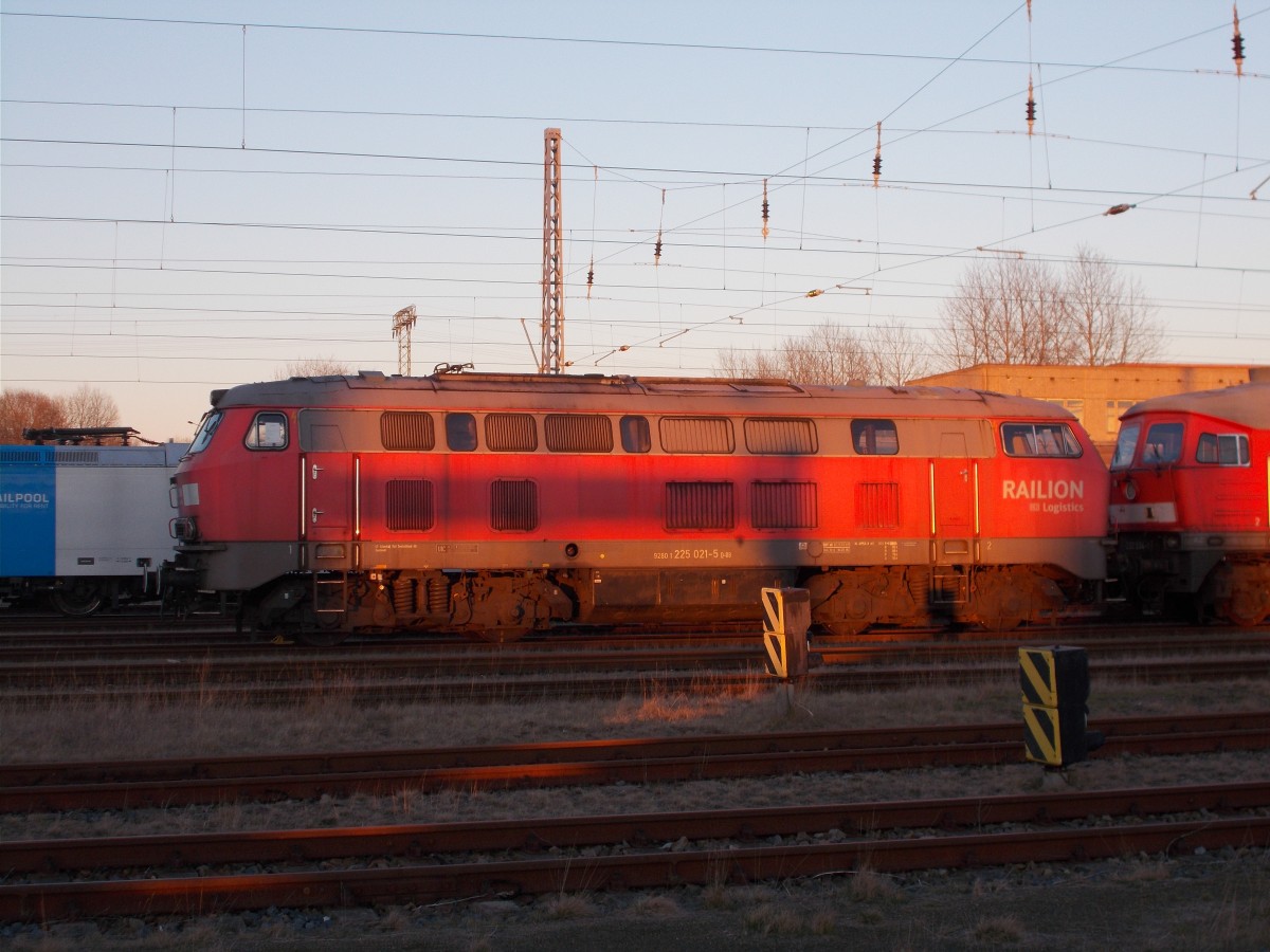 Eine 225 trifft man nicht alle Tage in Mukran.Am 16.Februar 2016 war es die 225 021 die in der letzten Sonne stand.