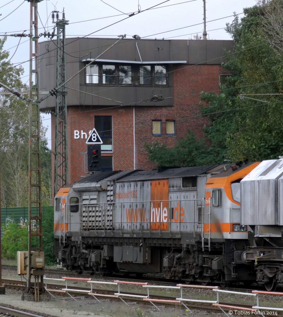 Eine BR250 fährt an einem Stellwerk von Braunschweig Hbf vorbei.