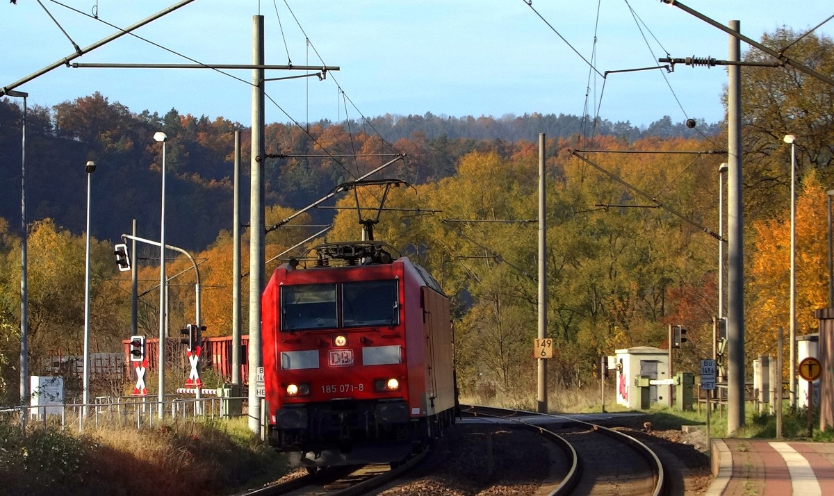 Eine Lok der Baureihe 185 zieht einen G�terzug durch Kaulsdorf.
Aufgenommen im November 2015.