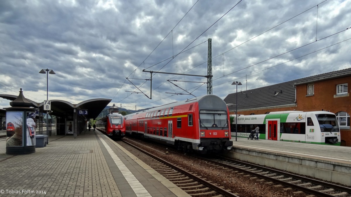 Eine Talent 2 nach Bamberg, eine DR-Doppelstockwagenzug nach Großheringen und 650 nach Erfurt stehen im Bahnhof von Saalfeld(Saale). 
Aufgenommen im August 2014.